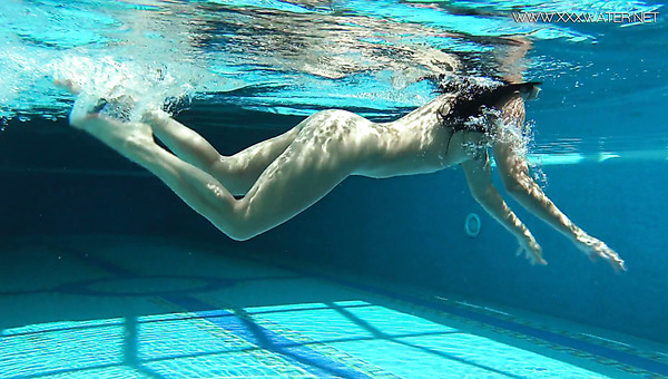Underwater Pussy Slip - Underwater Show Solo Porn Videos | xCafe.com